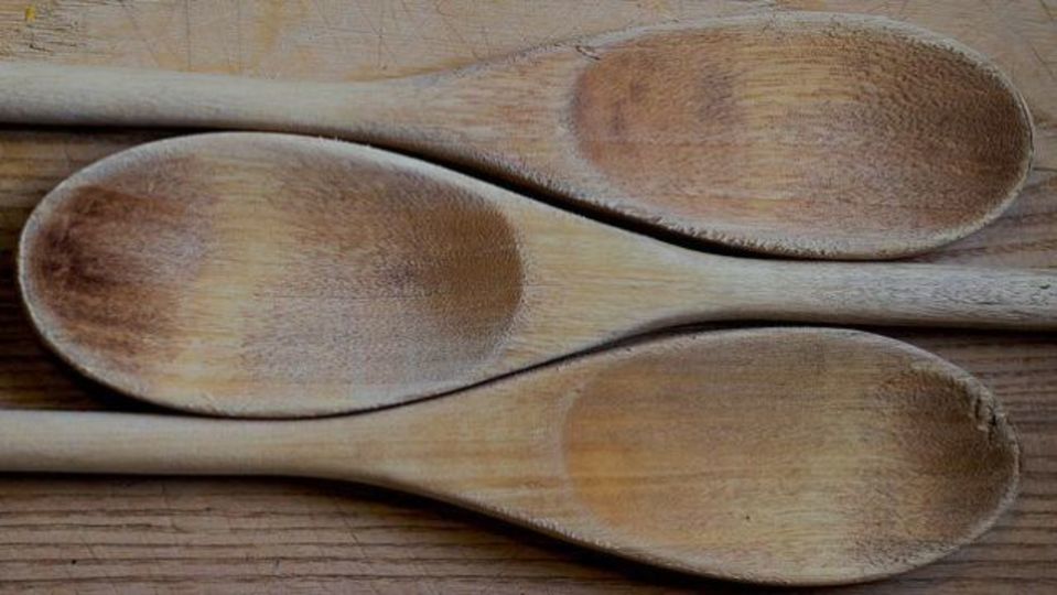 木製のボウルや台所用具が毛羽立ってきたら、「茶色の紙袋」でやすりをかけよう
