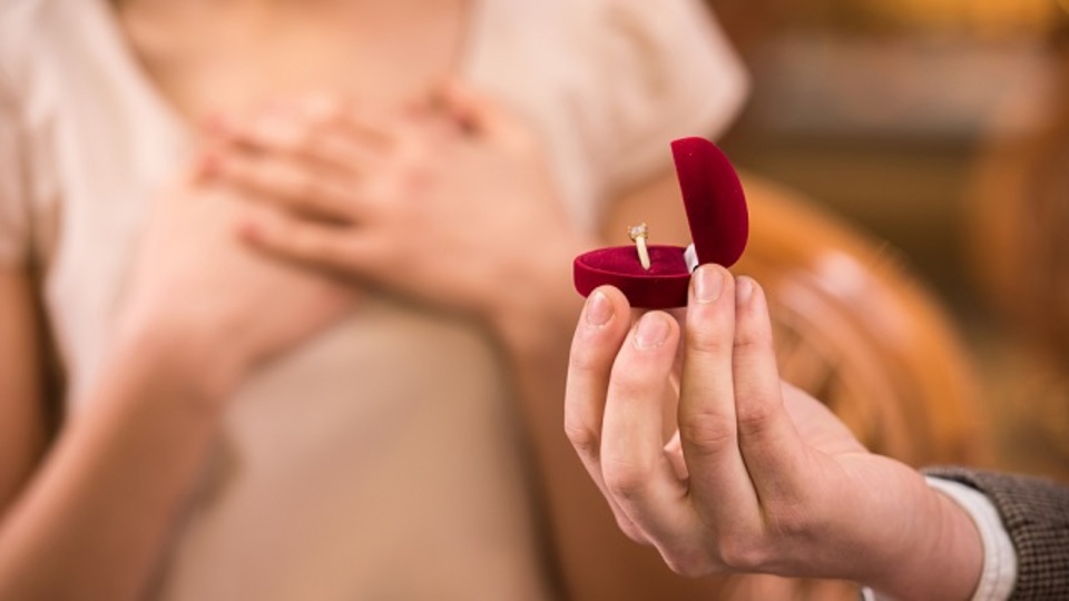 同じ部署の社員と「婚約」したら、「異動」を命じられた。これって法的にアリ?