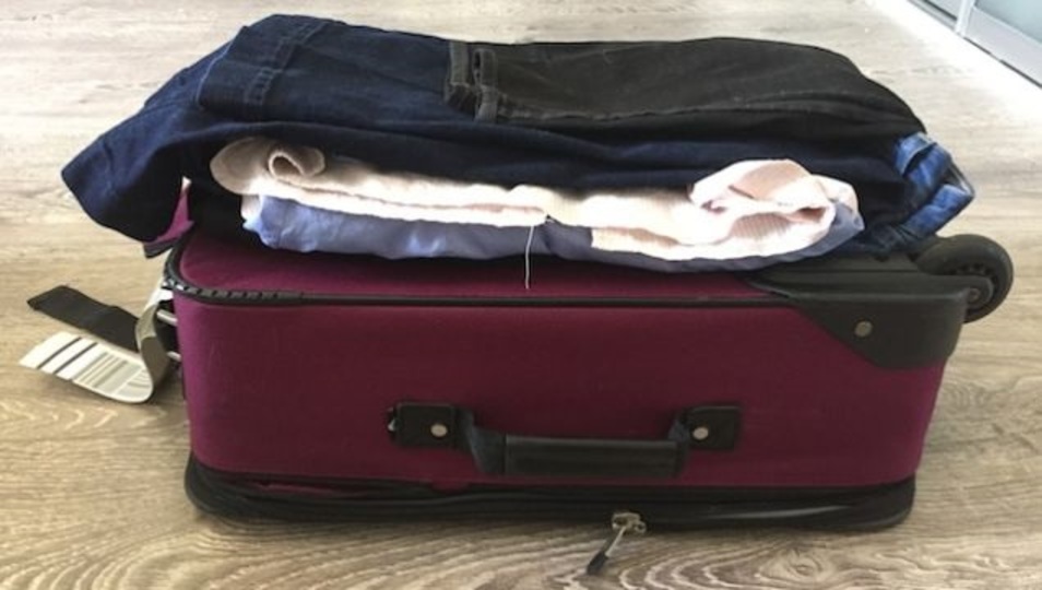 機内持ち込み用サイズのカバンに、上手にシワをつけずに服を収納する方法