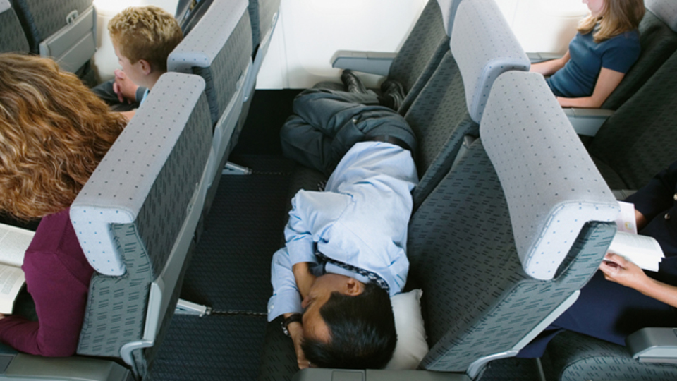 飛行機でぐっすり眠るためのコツ