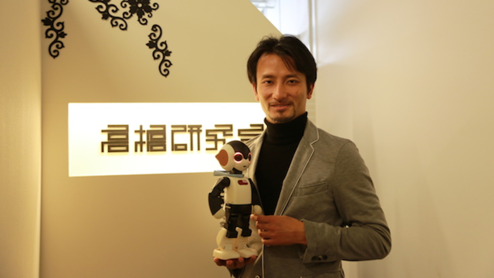 携帯ショップに並ぶ人型ロボットとの共同生活が5年後にはじまる/ロボットクリエイター高橋智隆さん