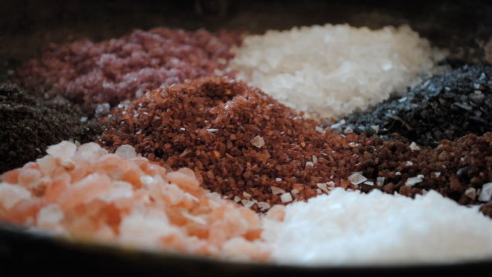 手作りの風味塩で、料理に薫り高い一味を加えよう
