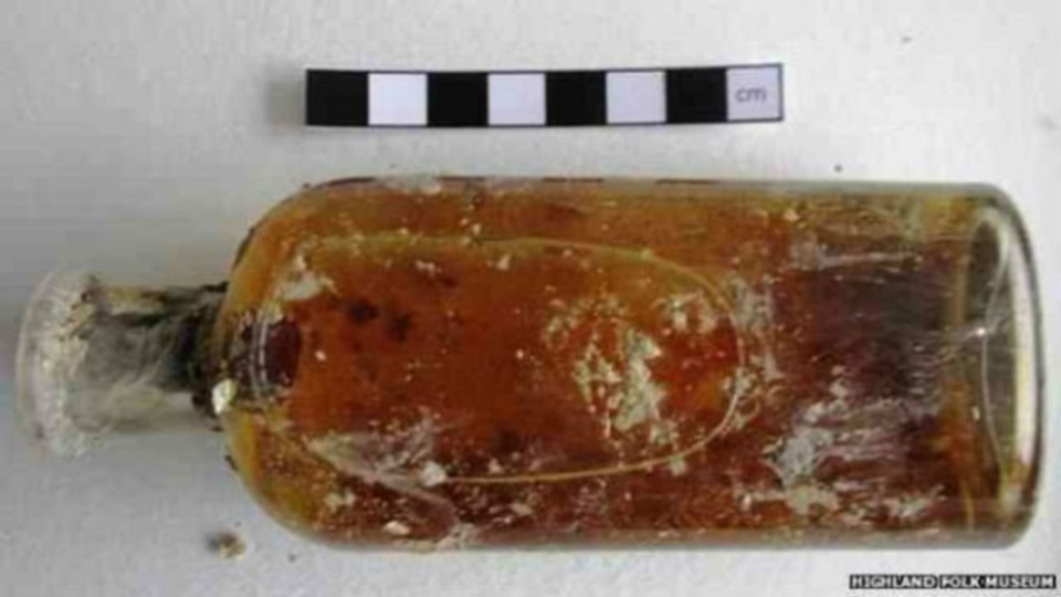 タイムカプセルから121年前のウィスキーが発見される