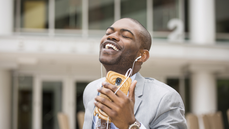 職場で音楽をかけよう。職場の生産性を向上させる4つの音楽活用法