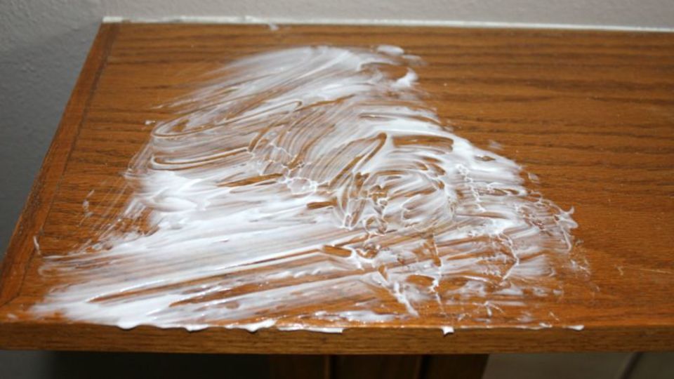 木製の家具に水シミはマヨネーズで落とせる