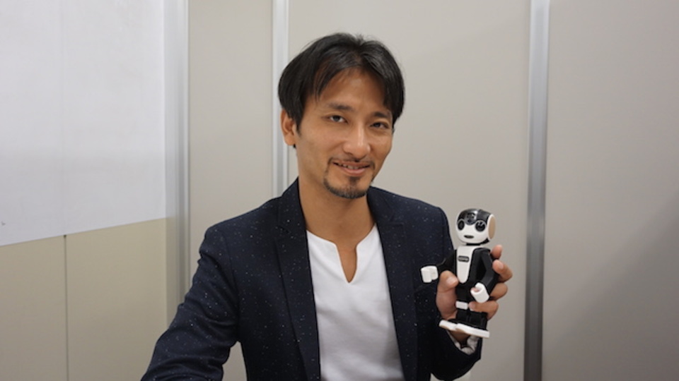 世界初の人型ロボットスマホ ロボホン は次世代の情報端末となるのか 開発者の高橋智隆さんに聞いてみた ライフハッカー 日本版