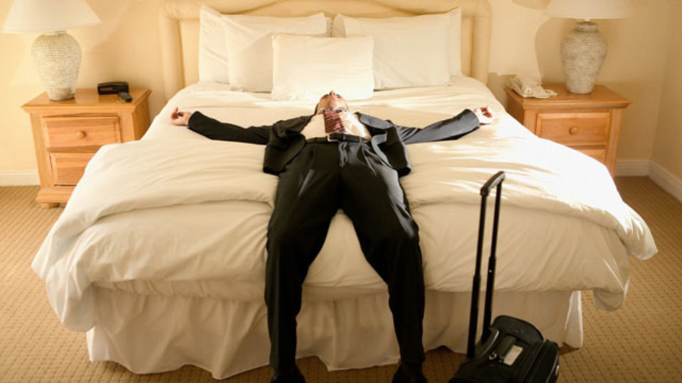 ホテルで最適な睡眠を確保する方法