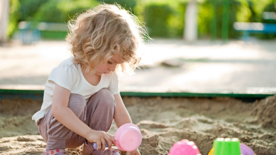 子どもを砂場で遊ばせる前によく考えよう