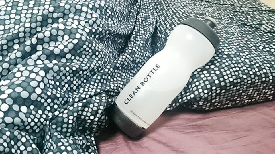 ベッドでの水分補給にはスポーツボトルが便利【今日のライフハックツール】