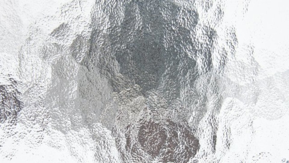 東大の研究チームが鋼のようなガラスを開発