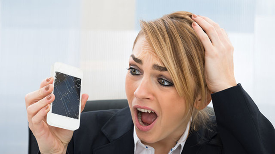 スマホのひび割れにさようなら? 鋼のように丈夫な超強化ガラス素材とは