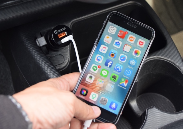 20151117aukey_carcharger_003.jpg