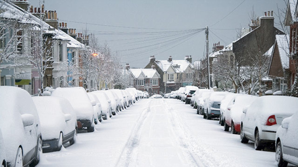 フロントガラスだけじゃない:降雪時に注意すべき車の「視界」