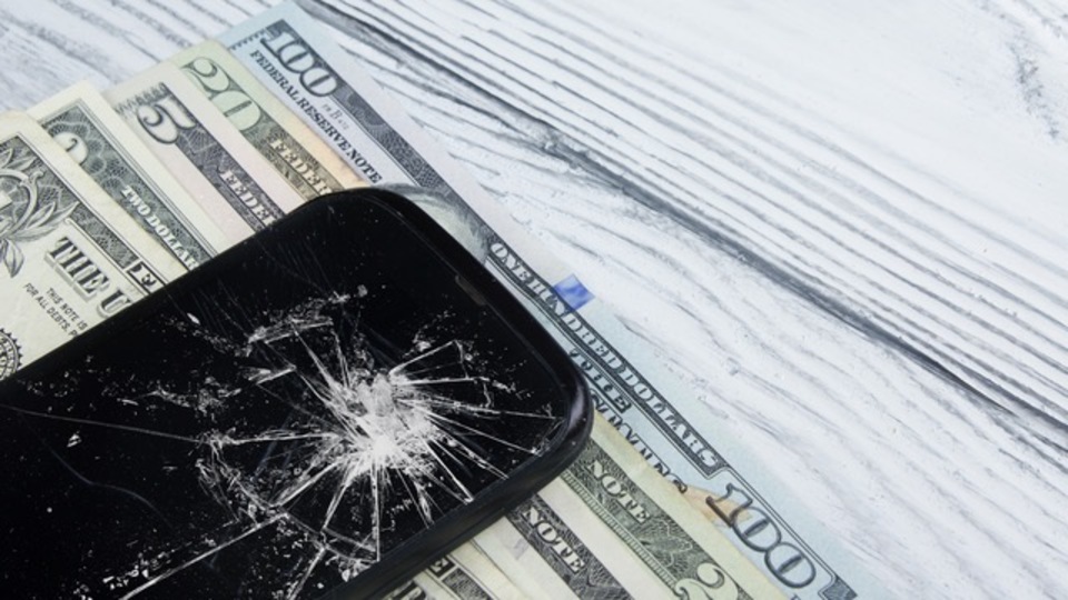 スマートフォンの保険、加入する価値はある?