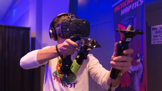 『Oculus Rift』『HTC Vive』『PlayStation VR』:仮想現実で遊ぶならどれにする?