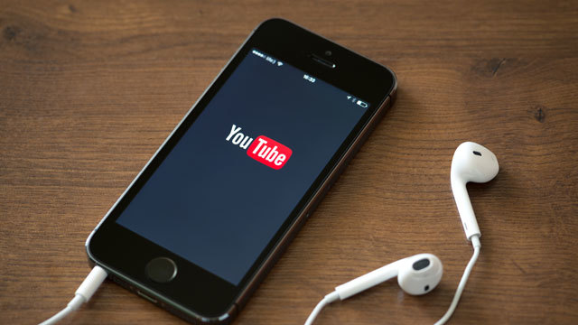 イヤホンの再生ボタンを使うと、iOSデバイスでYoutube音声をバックグラウンド再生できる