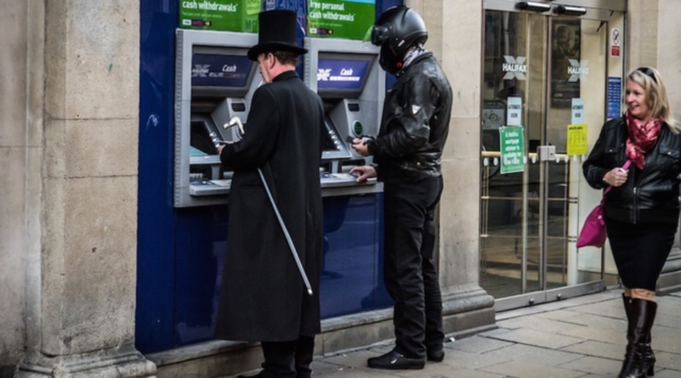 海外でお金を引き出すときは「独立型のATM」は避けましょう