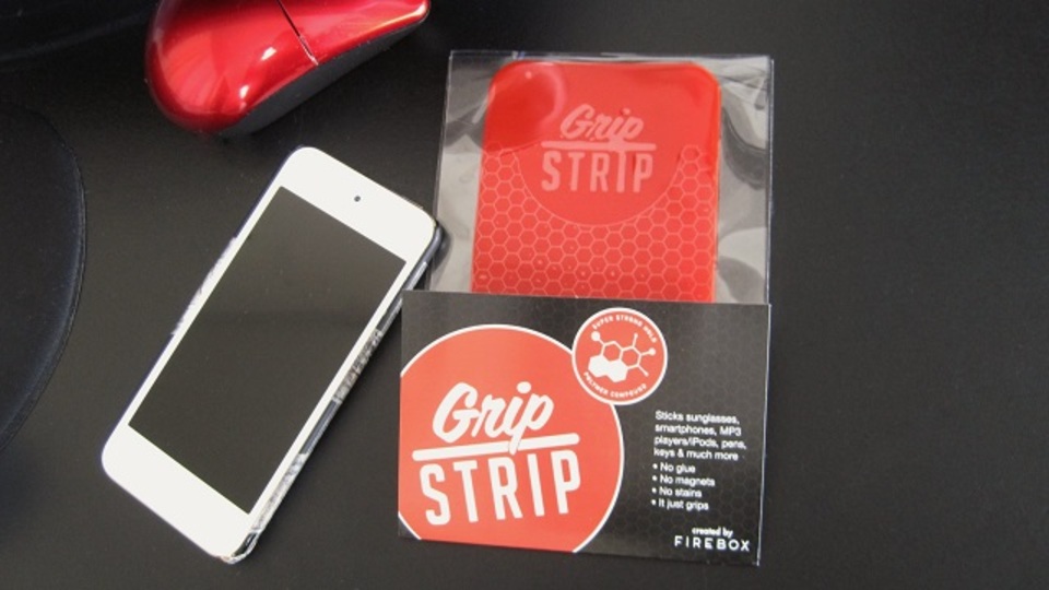 垂直の壁面を「スマホの置き場所」にできてしまうシート【今日のライフハックツール】