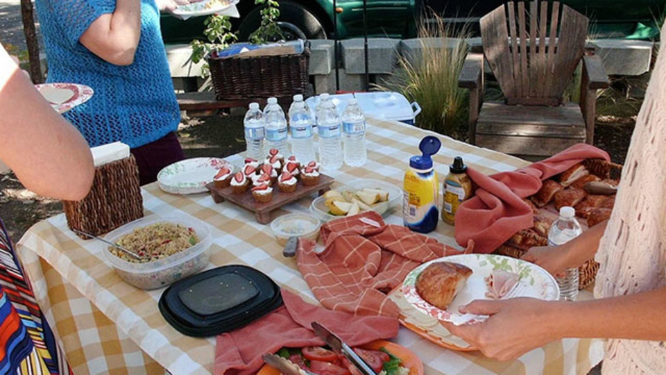 ピクニックやBBQのとき、パイ皿を使ってテーブルにアリを寄せつけない方法