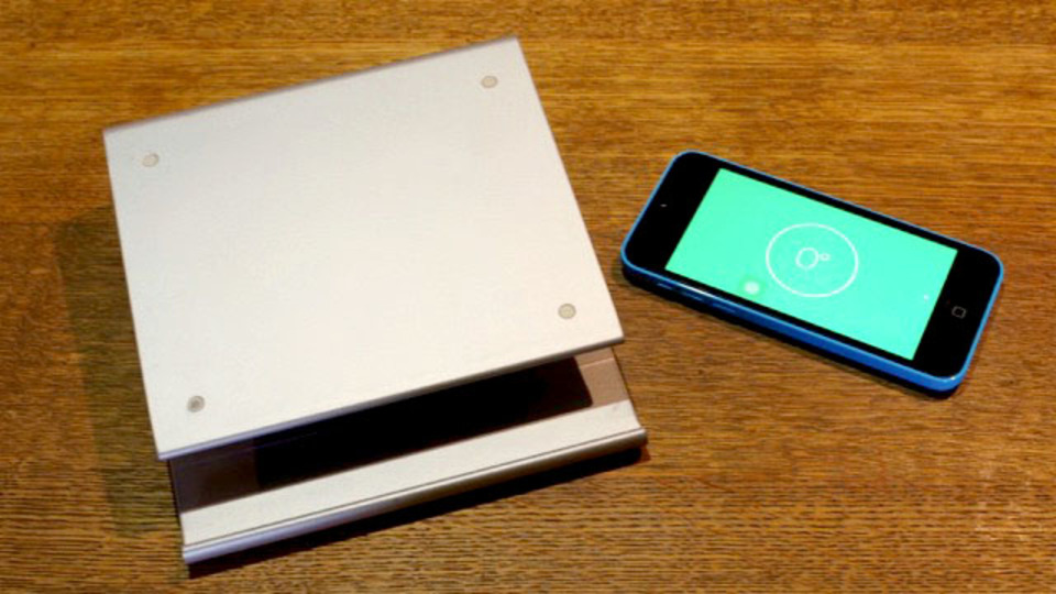 立てても伏せても便利なタブレットスタンド【今日のライフハックツール】