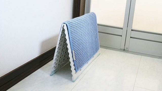 カラッと使いたい! 湿ったバスマットをそのまま干せるすのこ【今日のライフハックツール】