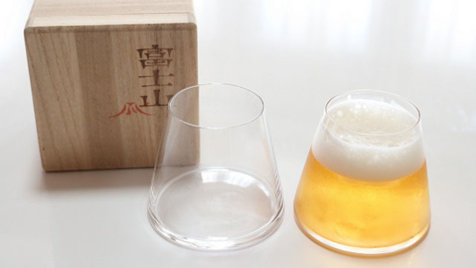 ビールを注ぐと手の中に富士山ができるハンドメイドグラス『菅原工芸硝子・富士山グラス』