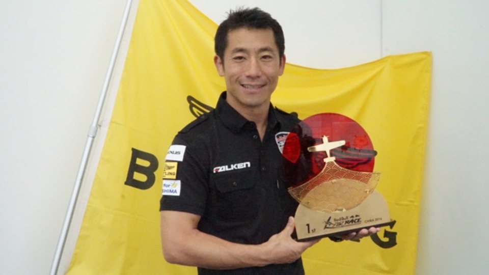 レッドブル・エアレースで初優勝した室屋義秀さんが語る、チーム力が試された、もう1つの戦い