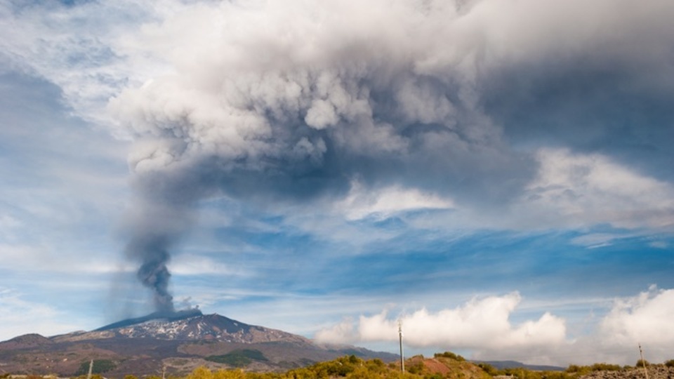 火山は噴火前にいったん静かになる