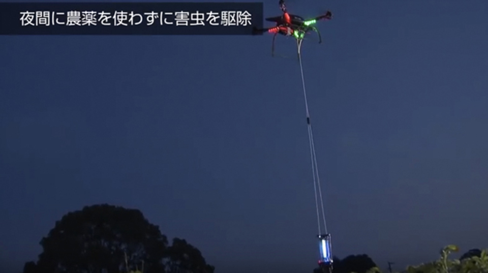 佐賀県で、夜間にドローンを飛ばして害虫駆除をする実証実験に成功