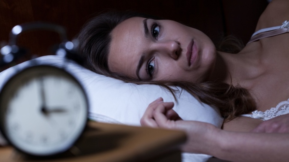 「ぐっすり眠れた」という自己暗示で睡眠不足は乗り切れるのか?