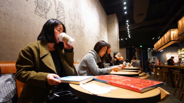 160808pokemon_go_icj_starbucks.jpg