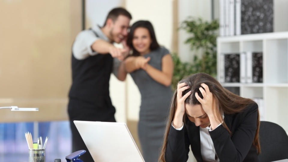 「会社に悪影響を与える社員」を見分ける方法8つ