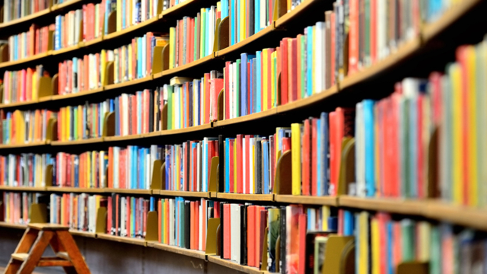 紙の本は死なない? 電子書籍の普及率は横ばい