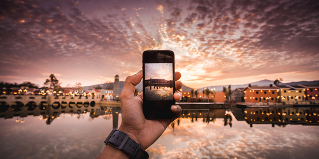 スマホで写真を撮ることで、その体験はもっと楽しくなるのか?