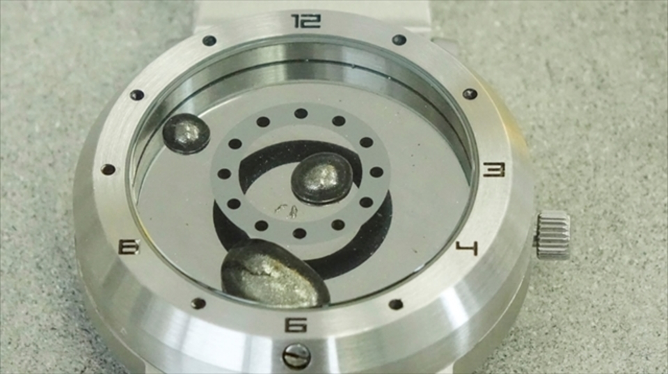 世界初! 液体金属が時を刻む腕時計「LM Watchメタルベルト」