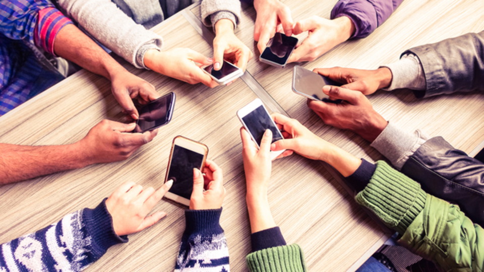 7割以上の人がスマホのデータ通信量を気にしていることが明らかに