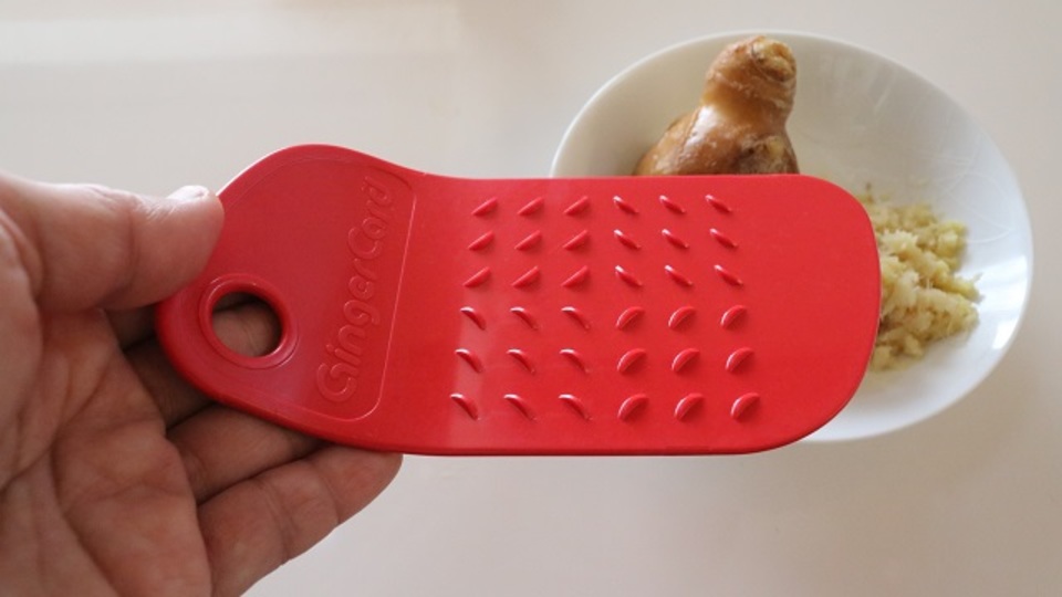 指を削らず薬味をさっとおろせるカード型おろし器【今日のライフハックツール】