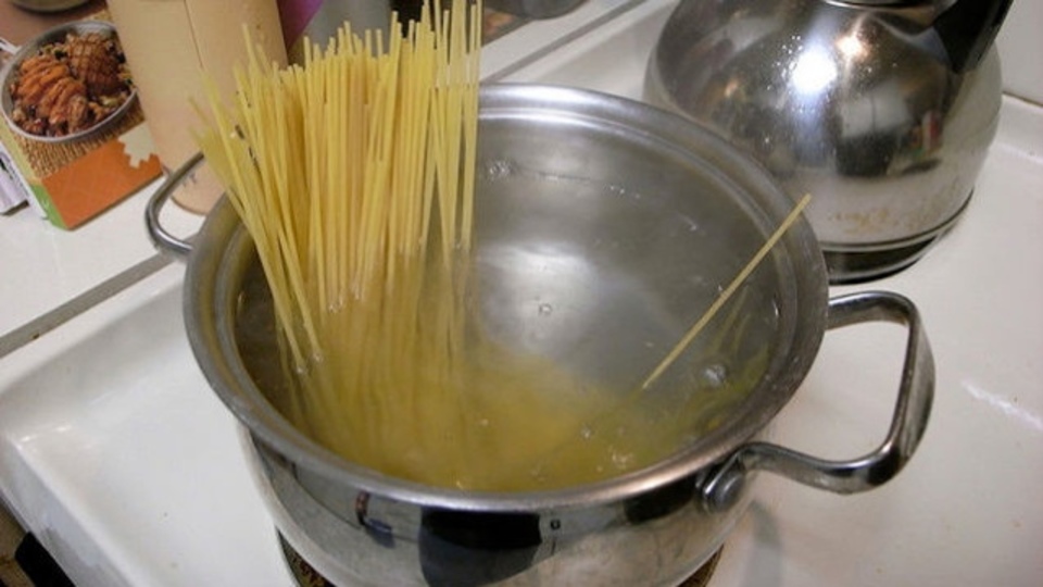 パスタを茹でる時に必要な水はどれくらいかを検証