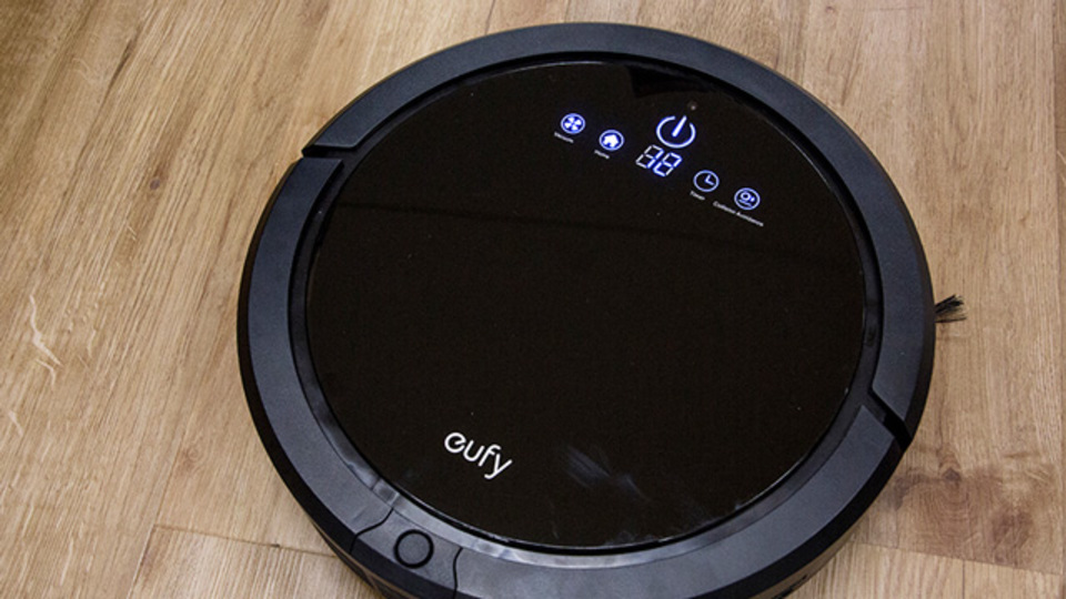 ロボット掃除機って実際便利なの? 2万9800円の「RoboVac 20」で初体験してみた