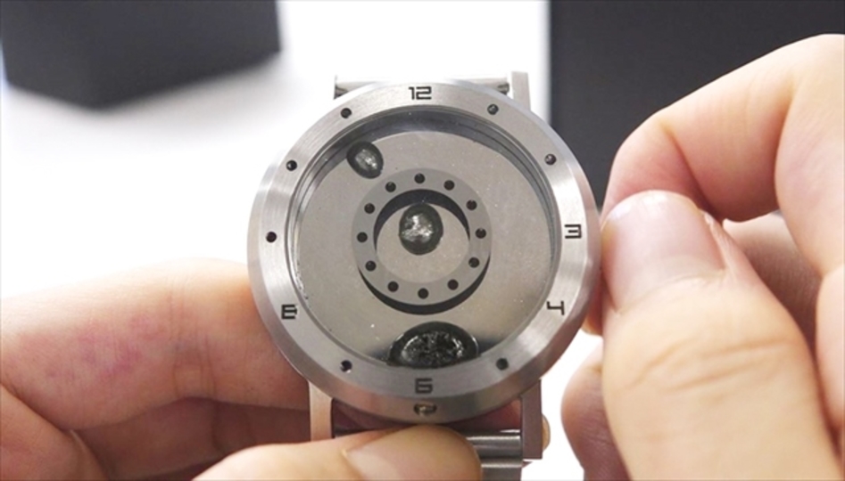 液体金属が時を刻む腕時計「LM watch」。こんな感じで動くんです
