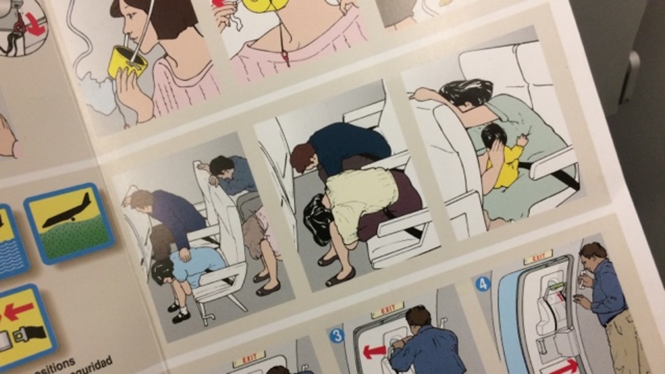 飛行機事故のとき「不時着時の姿勢」はどれくらい有効なのか