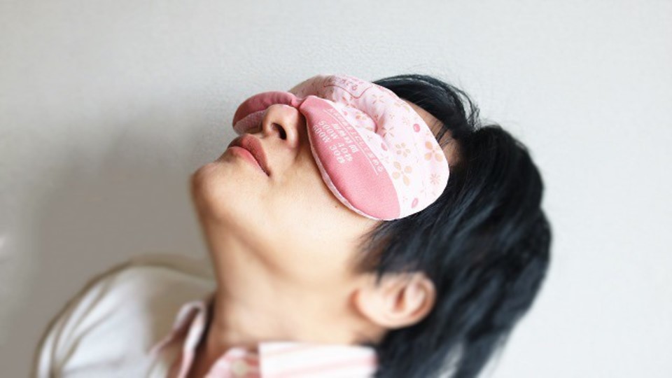 目を温めて疲れをほぐすアイピローは小豆の水分量がポイント【今日のライフハックツール】