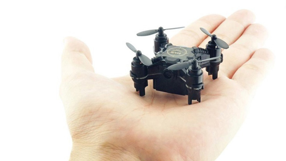本体重量200g以下。本屋で6,000円台で買える「高性能カメラ付きドローン」