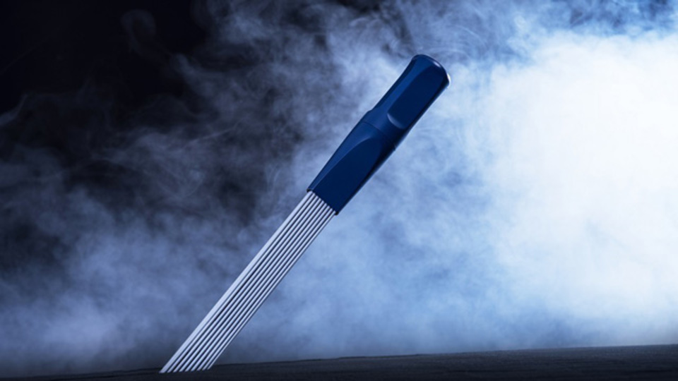 部屋の隅に溜まるホコリを一掃。掃除機+ブラシの新しいアイディア