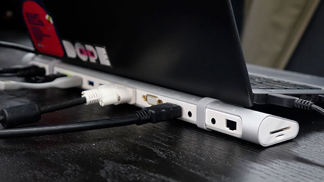 USBひとつを12のコネクタに拡張するマルチハブ【今日のライフハックツール】