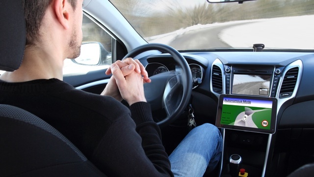 自動運転中に突然ハンドルを握らされた人間の反応は?:研究結果