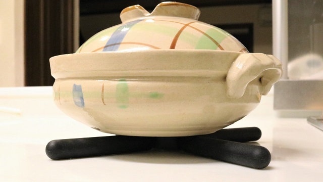 使わない時に幅を取る「鍋敷き」は折り畳んで隙間保管【今日のライフハックツール】