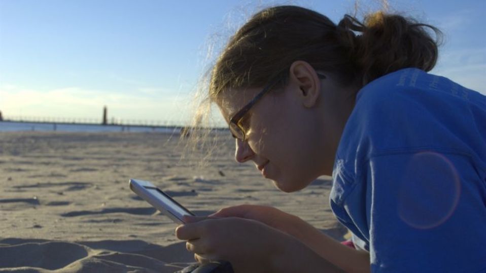 Facebookをチェックせずにいられない癖を読書習慣に変換する方法
