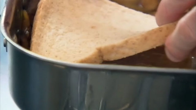 薄切りの食パンでソースの余分な油分を吸い取る方法