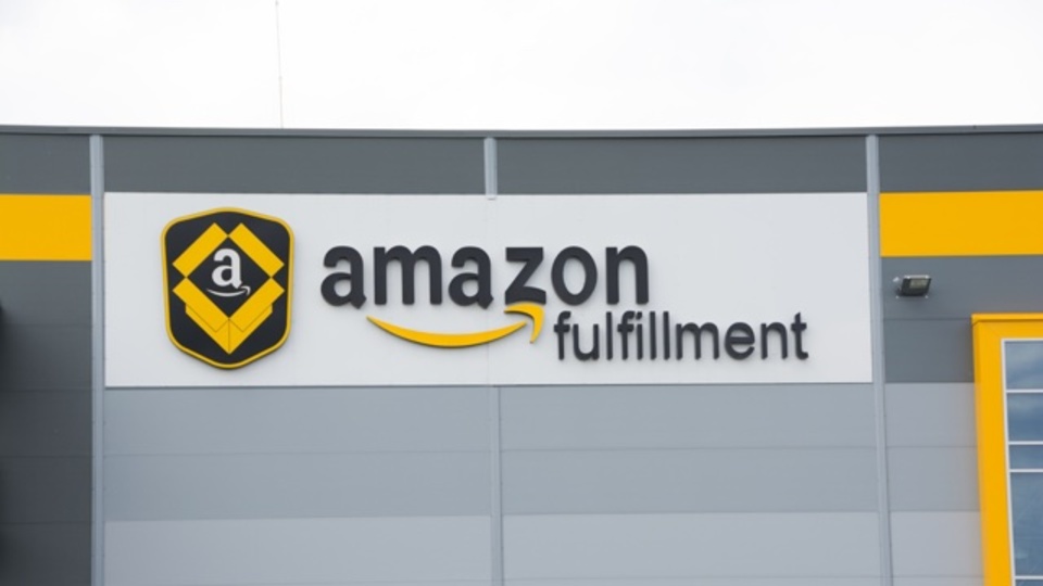 米Amazonが肉体労働者が失業する世界を見据えたキャリアプログラムを発表